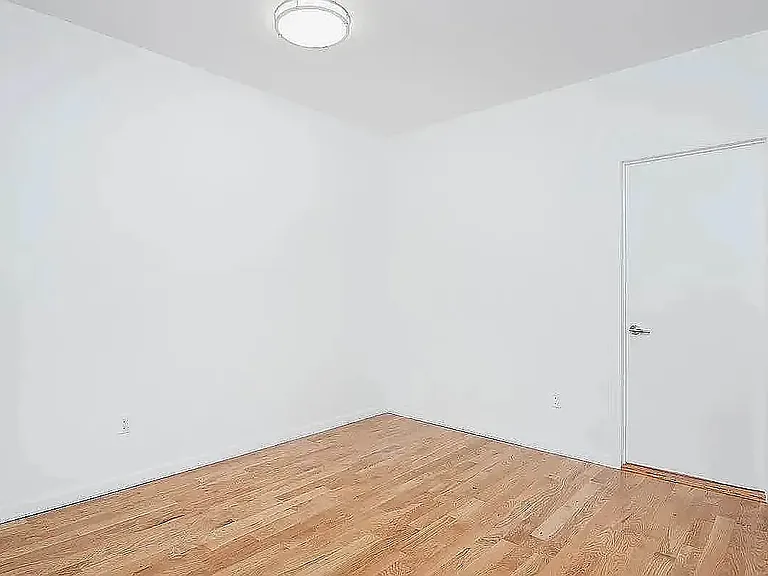 572 E 26th St #4H — Photo 5