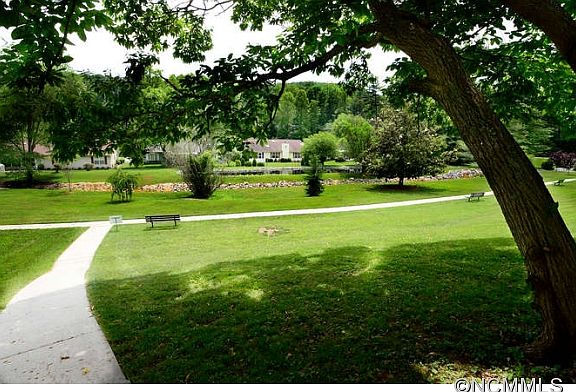 5th image of 552 Woodfield Ln