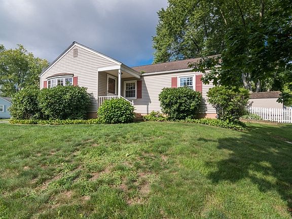 3rd image of 98 Circle Dr