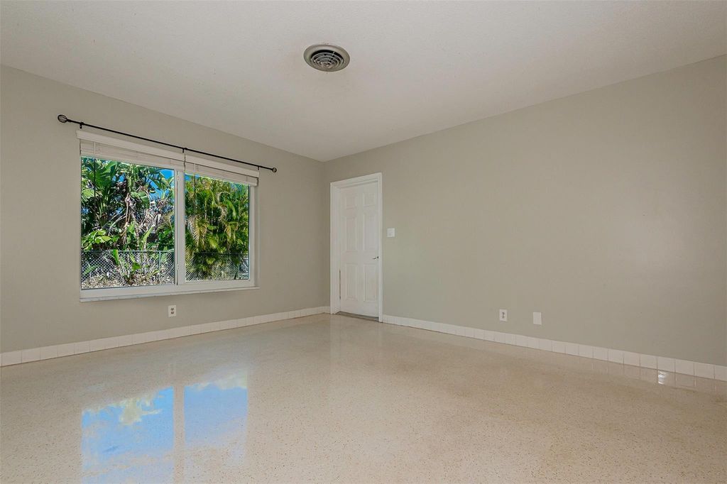 321 SE 1st Avenue, photo 8
