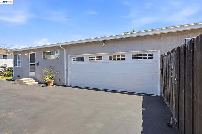 1318 Hudson St — Photo 2