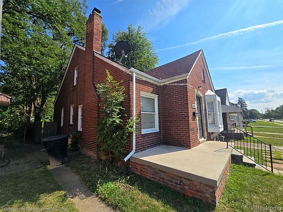 3rd image of 10742 Balfour Rd