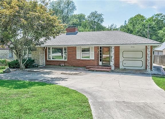 2nd image of 1934 S Lake Dr