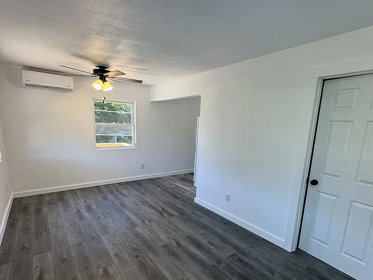271B Shadowrock Dr — Photo 2
