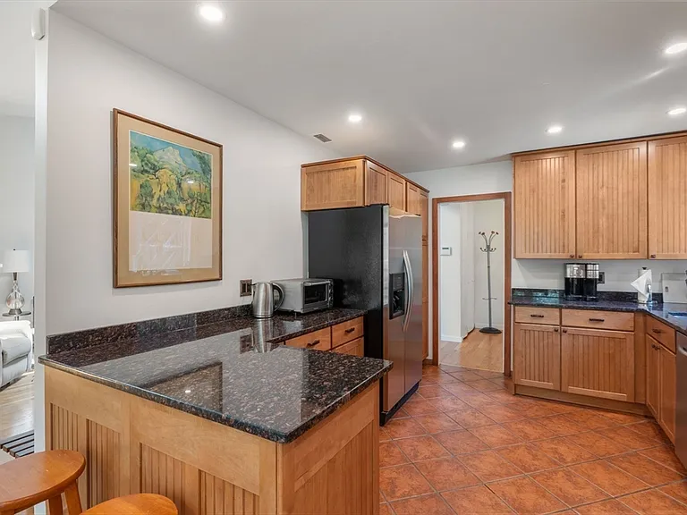 241 Perkins St #H402 — Photo 11