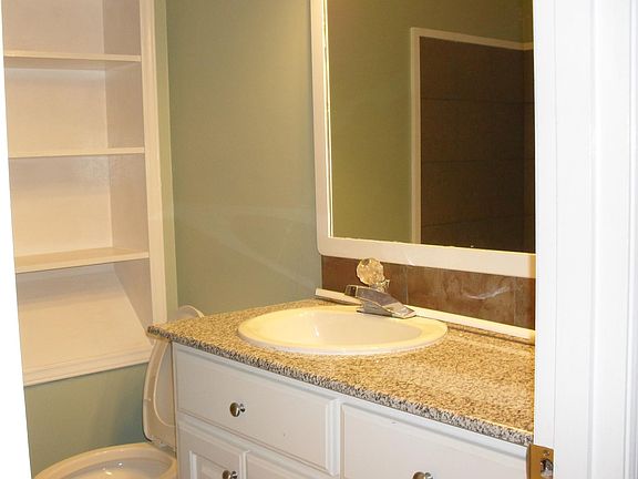 5th image of 2305 Caroline Dr