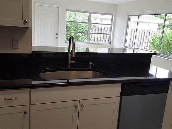 5th image of 1018 NE 3rd St