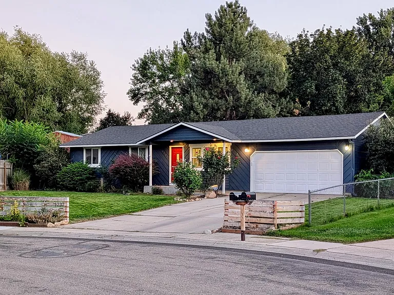 1237 E Victory Rd — Photo 1