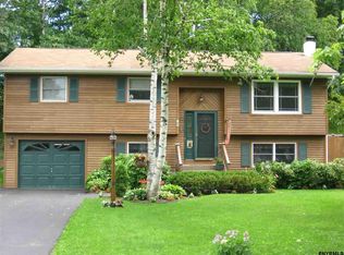 28 Locust Dr, Voorheesville, NY 12186