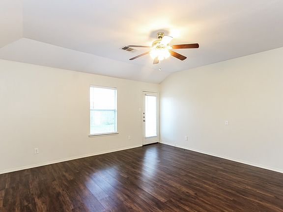5th image of 824 Tiffany St