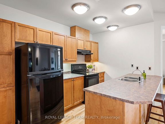 5th image of 260 Besserer St #202