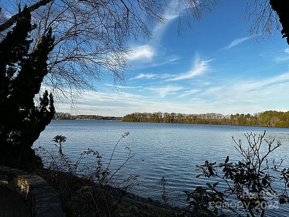 4th image of 122 Stone Point Ct