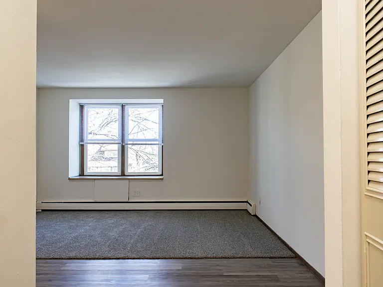2 Bed / 1 Bath - 1,000 SF - Entrance