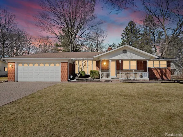 38335 Newcastle St, Clinton Township, MI 48036