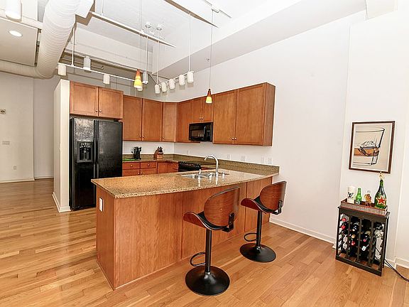 5th image of 400 Pike St Unit 903