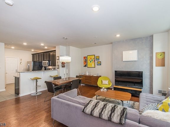 4th image of 10 Dahlia Ln