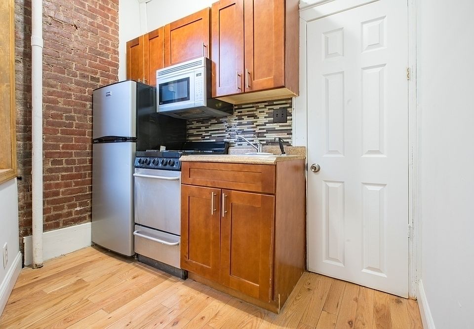 1st image of 17 Saint Marks Pl APT 1