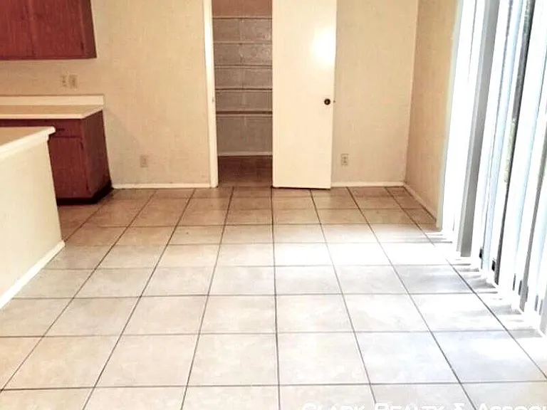 7422 Radford Trl — Photo 3