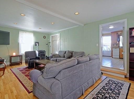 3rd image of 82 Kirtland St