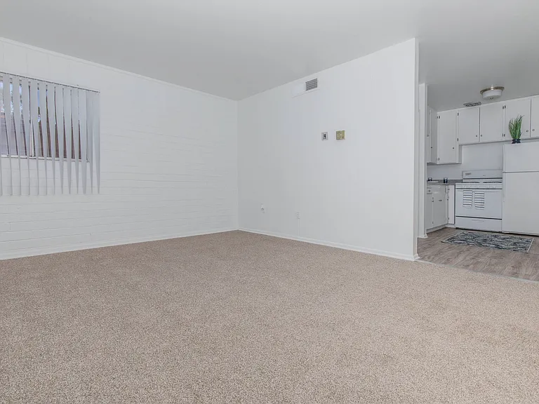 Country Club Apartments — Photo 6