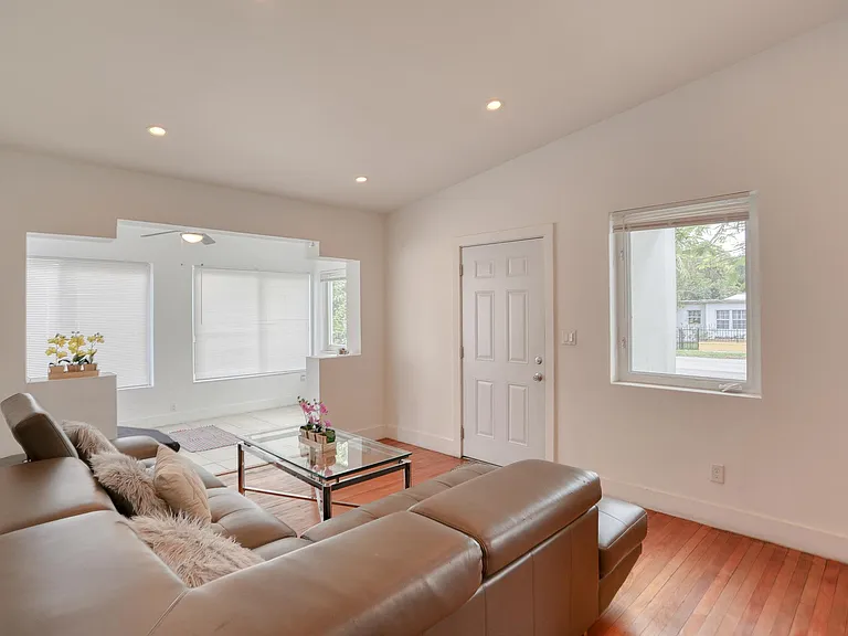 13875 NE 16th Ave — Photo 10