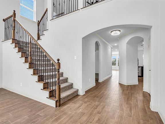 4th image of 605 Beeville Ct