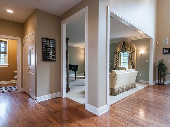 4th image of 3047 Canterbury Dr