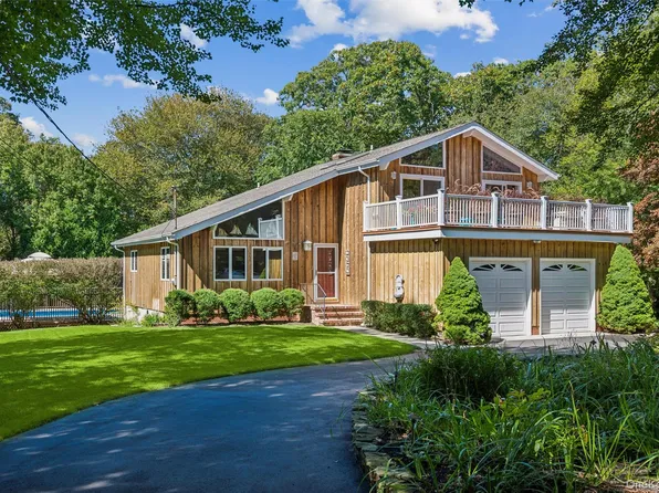 15 Windwood Ct, Westhampton, NY 11977