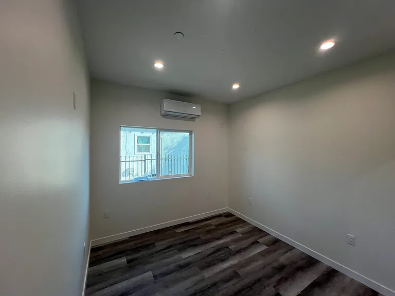 11616 Hamlin St — Photo 9