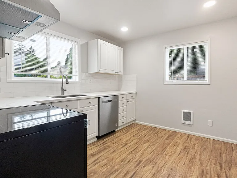 2524 NE 130th St — Photo 9