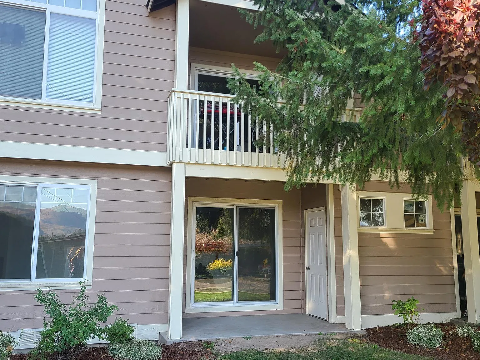 3 bed, 1200 sqft, $2,150 — Photo 2