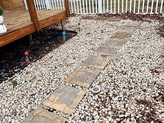 4th image of 410 W 4th St