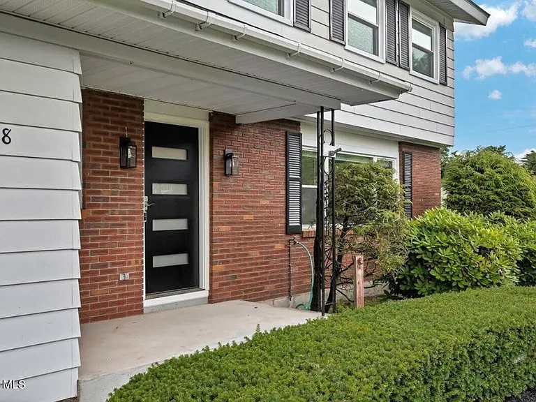 8 Woodland Dr — Photo 3