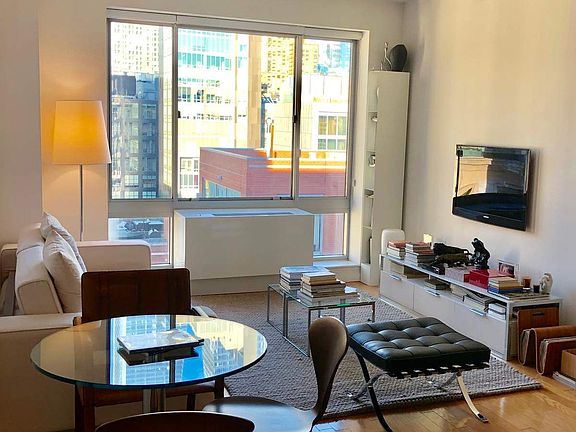 4th image of 555 W 23rd St Penthouse K