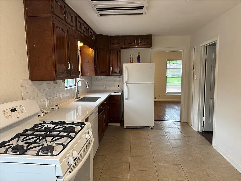 4013 Newshire Dr — Photo 18