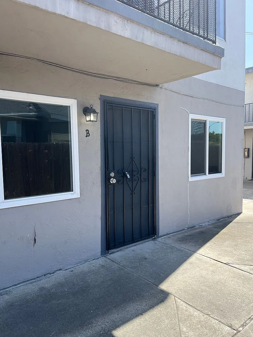 North Park - Large Lower 1br/1ba Unit, Coin Laundry On Site — Photo 2
