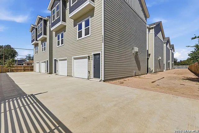 3 bed, 2.5 bath, 1336 sqft, $1,350 — Photo 2