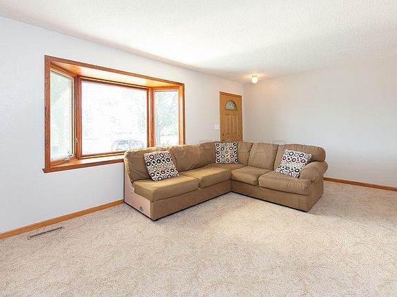 4th image of 401 8th St W