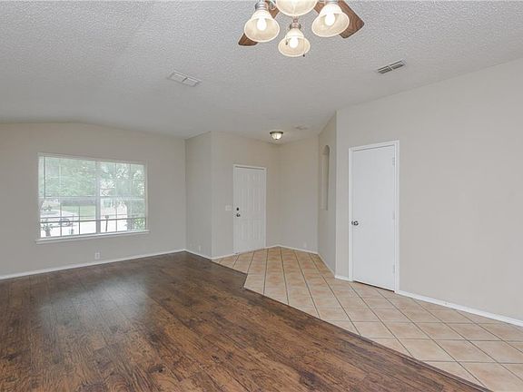 5th image of 1109 Greenbend Dr