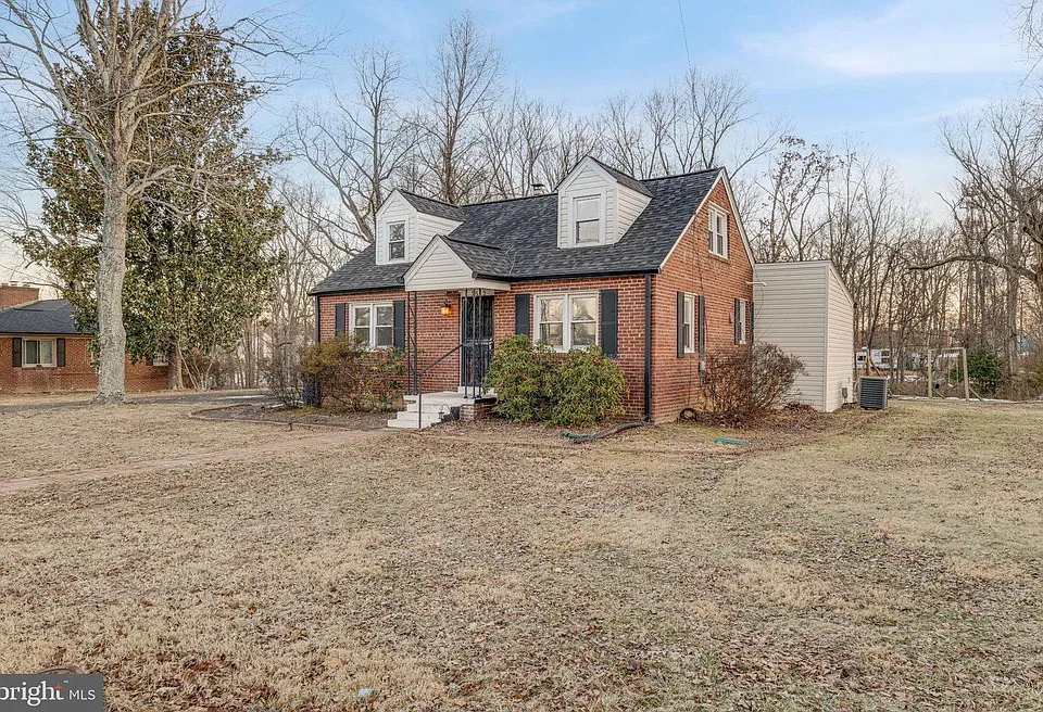 7512 Burgess Ln