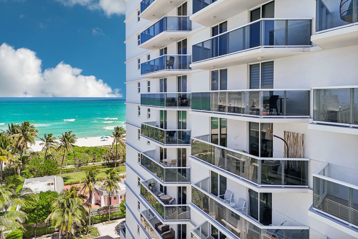 Collins Ave 1011-014.jpg