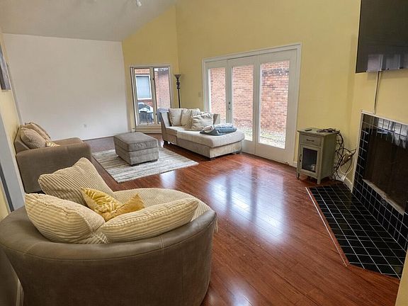 3rd image of 33 Autumn Woods Dr