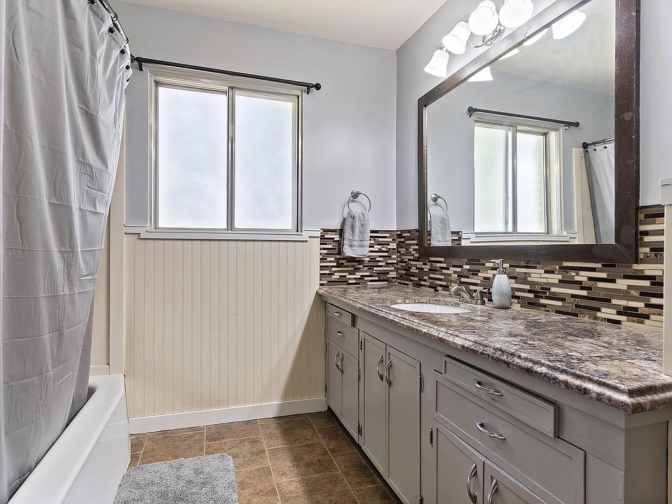 Full Bathroom (connected to Master Bedroom and Hall)