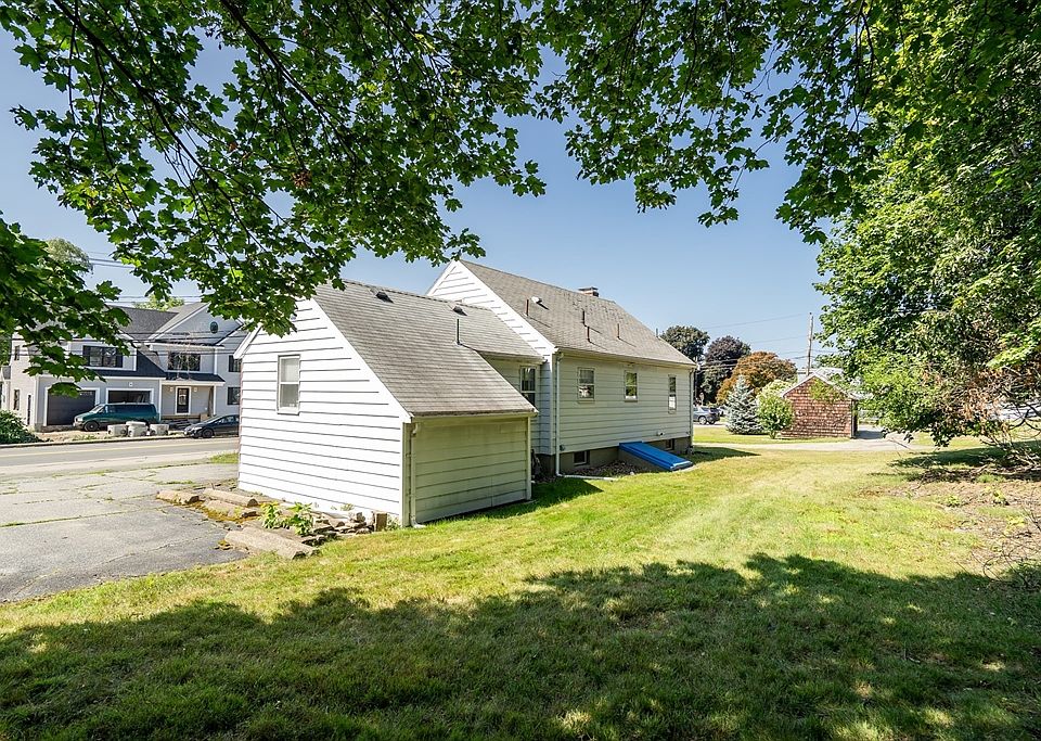 2nd image of 192 Lexington St