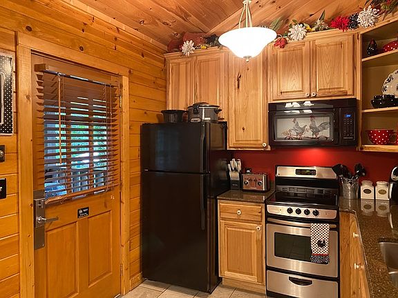 3rd image of 608 Walnut Way