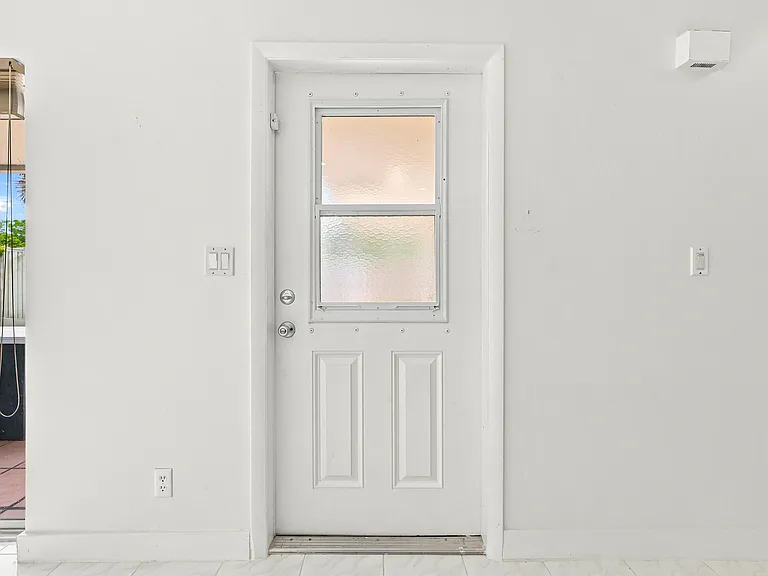 126 West Ct — Photo 32