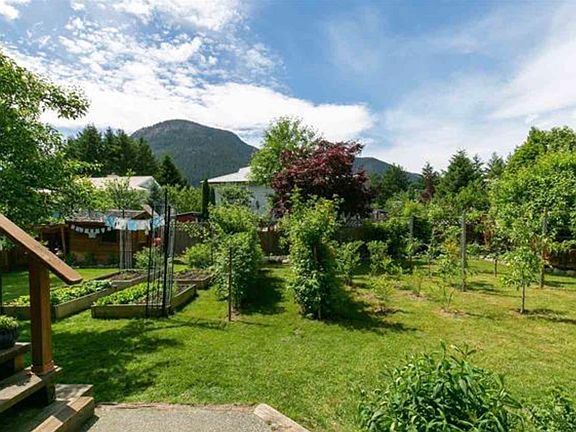 5th image of 7407 Harrow Rd