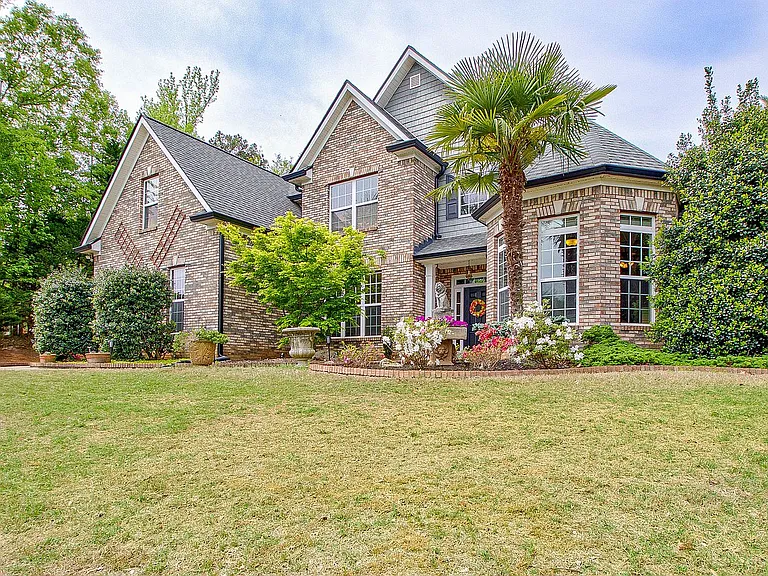374 Persimmon Dr — Photo 2