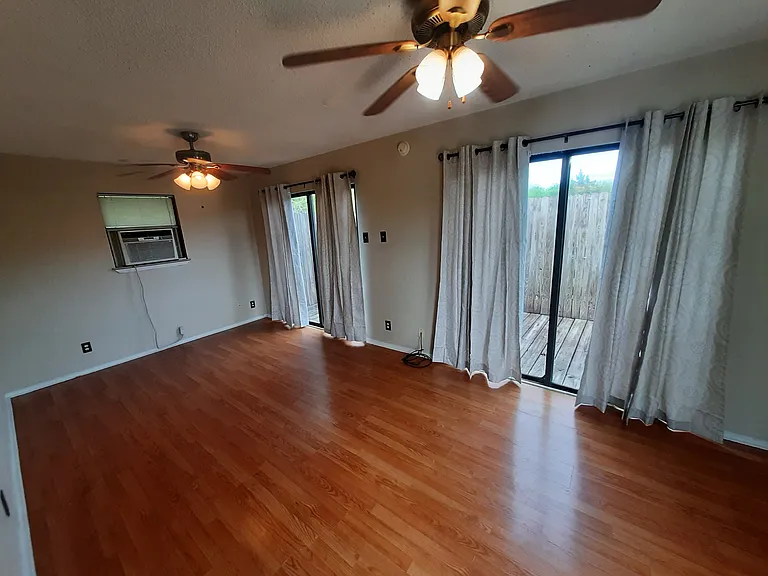 500 N Beaumont St — Photo 16