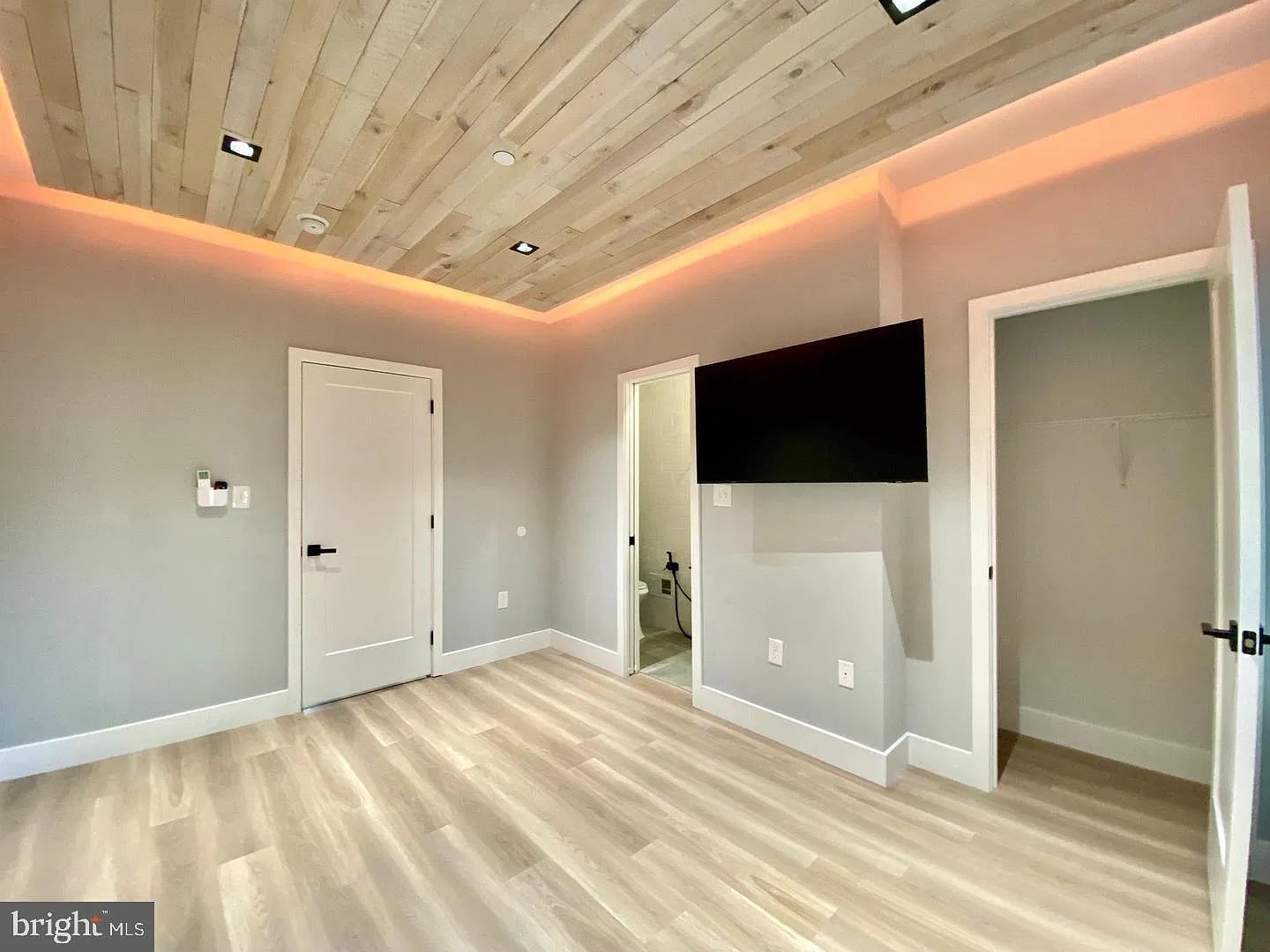 4 bed, 4.0 bath, 1200 sqft, $3,300 — Photo 3